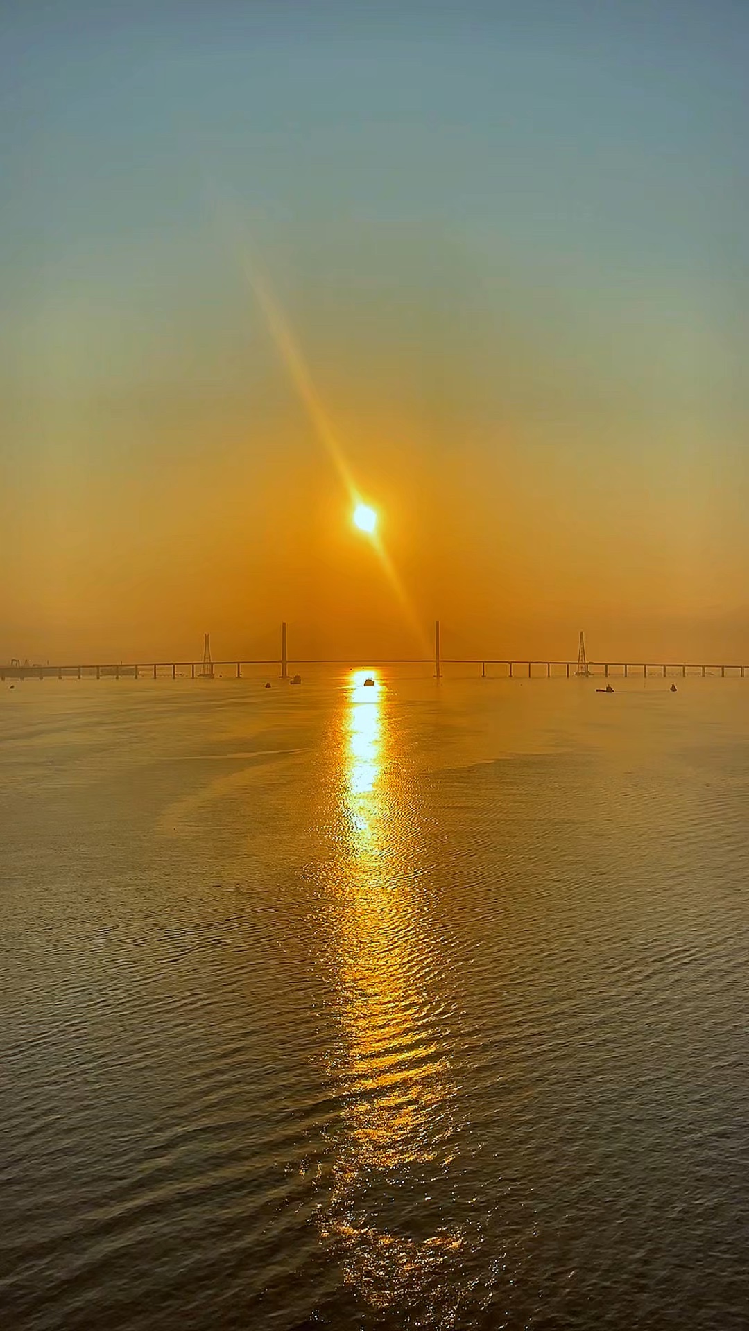 旭光浮浩水，佳节共团圆