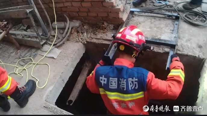 果然视频|一男子不慎坠入十米深井，众人悬绳合力施救