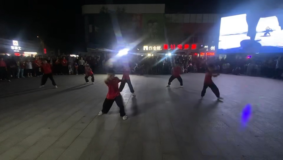 少年强则国强，磁窑镇广场的夜晚强身健体，灯火辉煌.摄影丁爱华