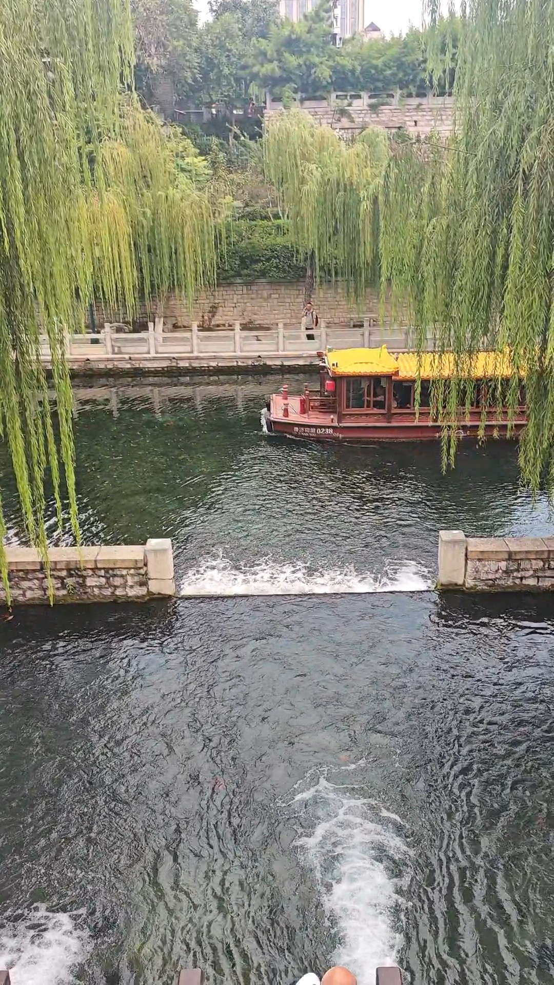 护城河琵琶泉畔，美景如画：泉水叮咚垂柳依依，画舫悠然驶过~