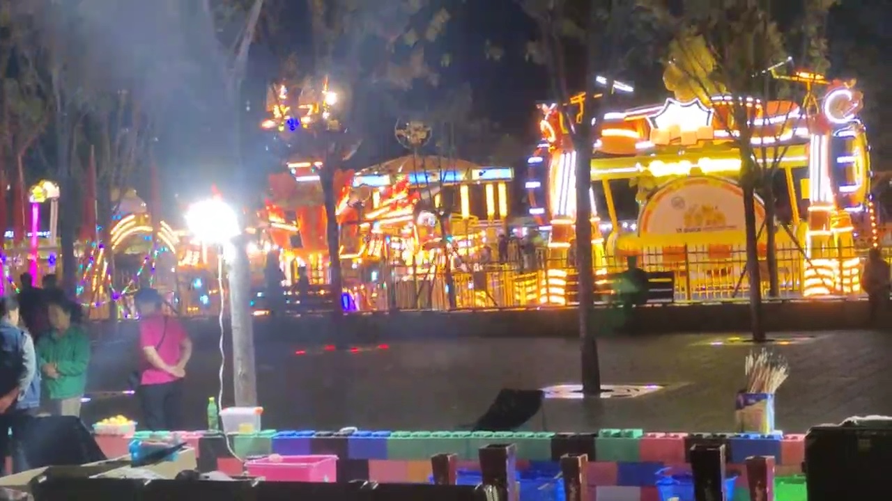 岱庙广场的夜晚喜气洋洋，灯火辉煌迎国庆.摄影仁者