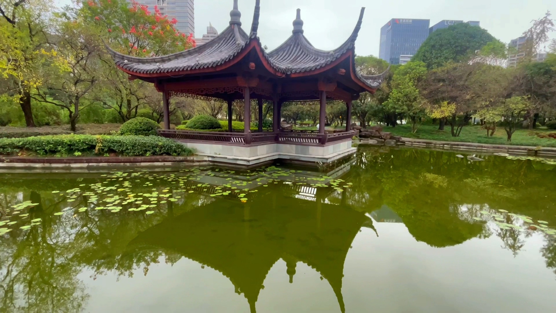 飞檐映静水，闹市藏幽园
