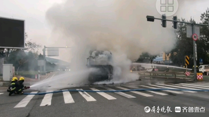 果然视频|一货车在行驶中突然起火，消防员到场迅速化解火情
