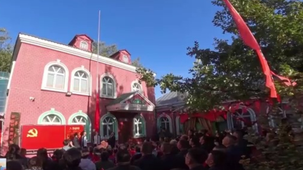 国旗在哪，家就在哪，看80岁老人17年的升旗路