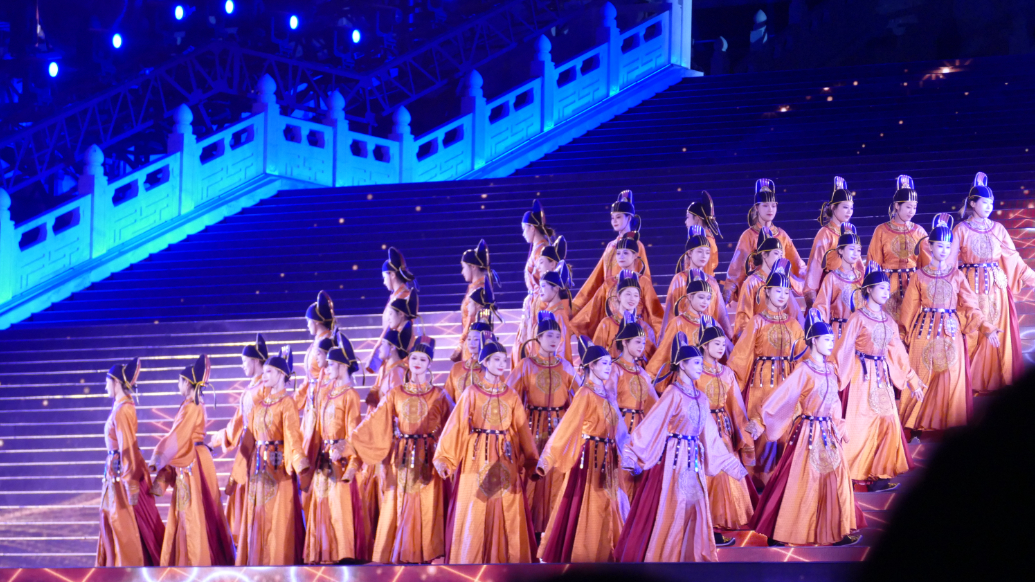 华林园风景区国庆人气旺，大小演出惊艳亮相，焰火施放引万人争睹