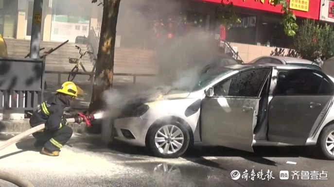 果然视频|一轿车在行驶中突然起火，消防员到场五分钟化解