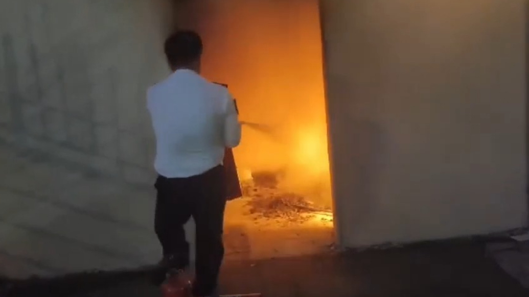 路遇火情挺身而出！青岛公交驾驶员与热心市民合力救火 