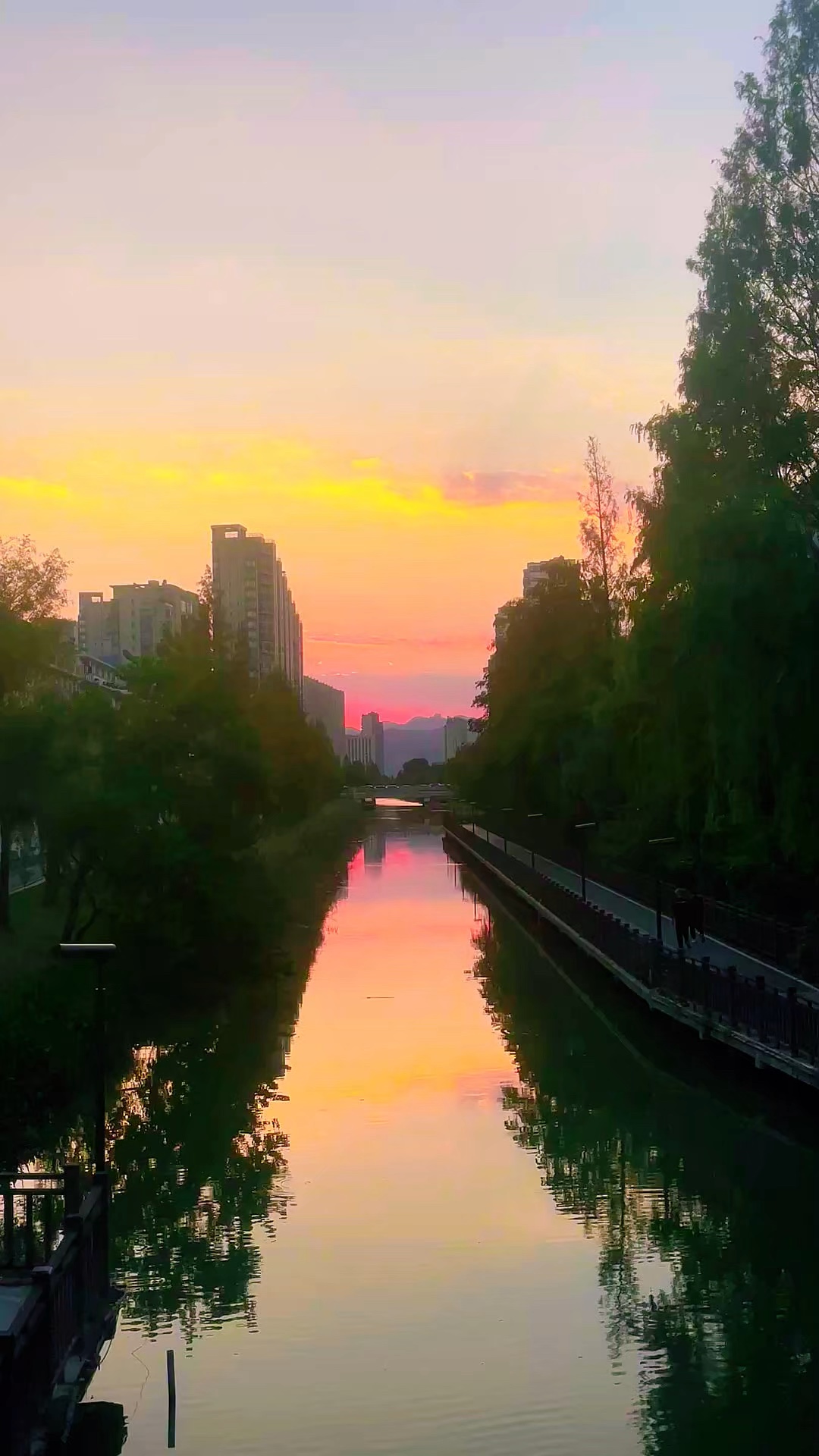 一城黄昏景，半河晚霞光