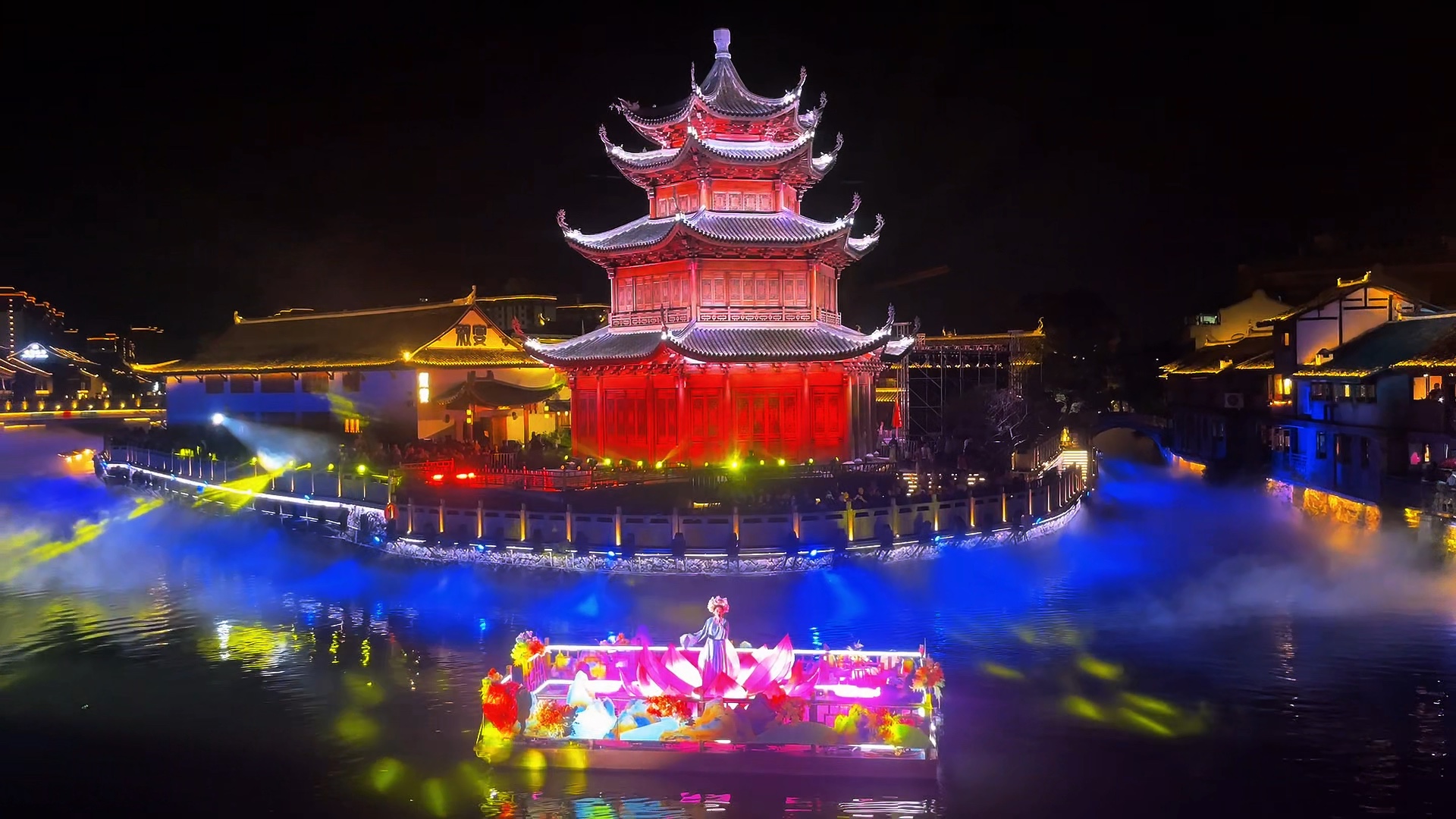 舟随水波动，歌声伴夜扬