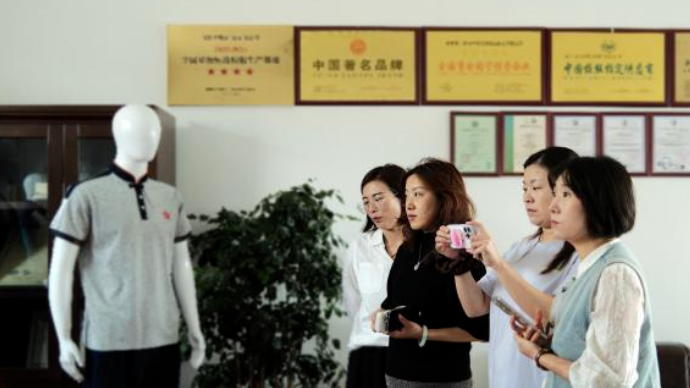 果然视频|直击生产一线！李沧区组织代表走进校服生产企业