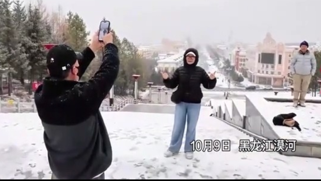 漠河迎来今秋首场降雪，北国景致吸引游客拍照留念