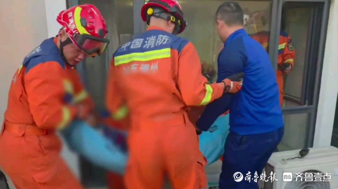 果然视频|老人不慎坠楼被困，消防员到场成功救援