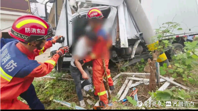 果然视频|一货车失控撞上路边变压器，消防员破拆驾驶施救