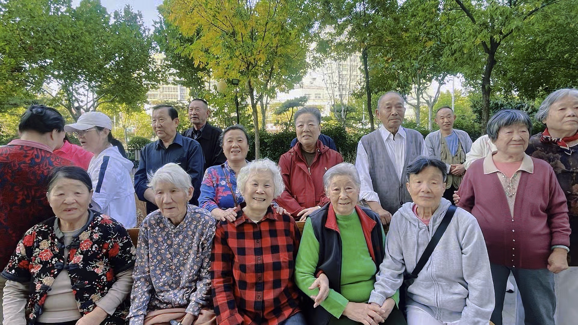 山一大二附院离退休干部重阳节高歌我和我的祖国.视频秋枫
