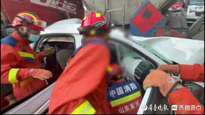 果然视频|一轿车发生交通事故，消防员到场救出被困者