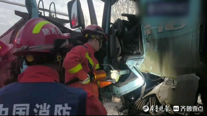 果然视频|货车发生追尾事故，消防员到场破拆救援