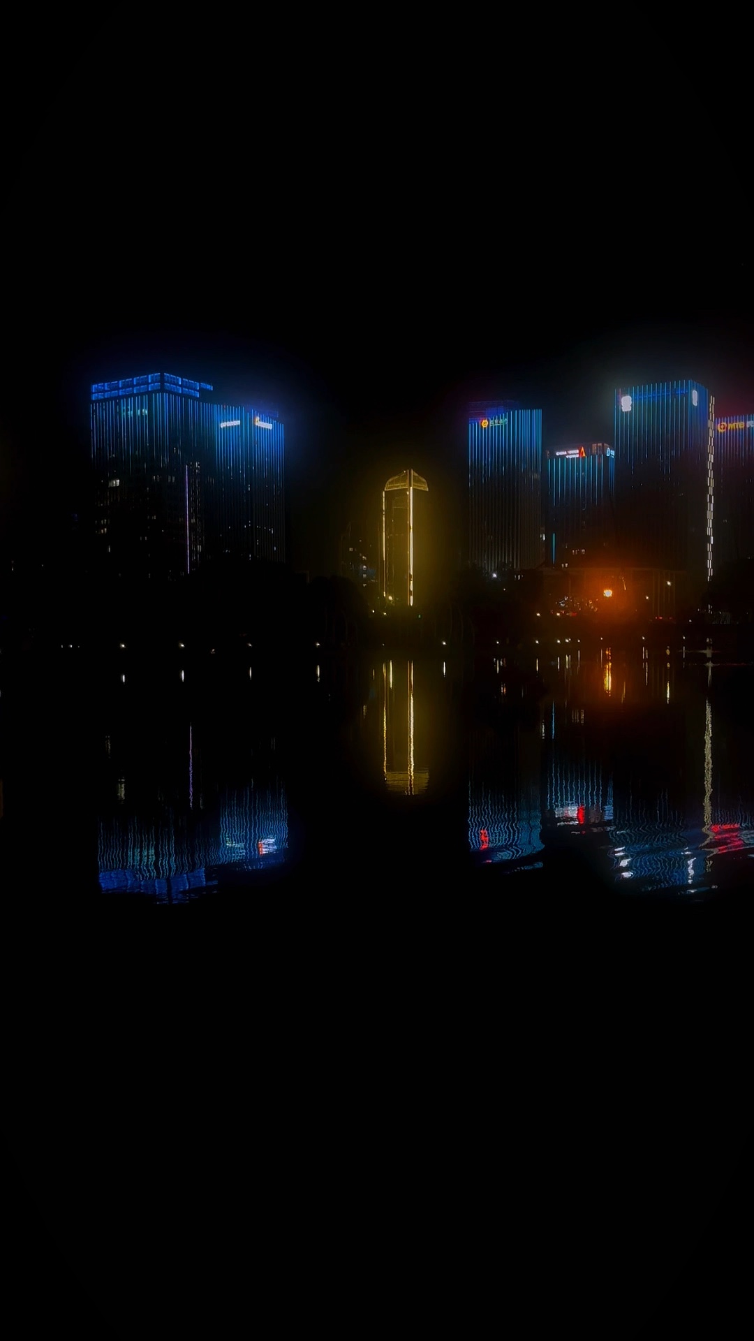 华灯映水，夜色流光
