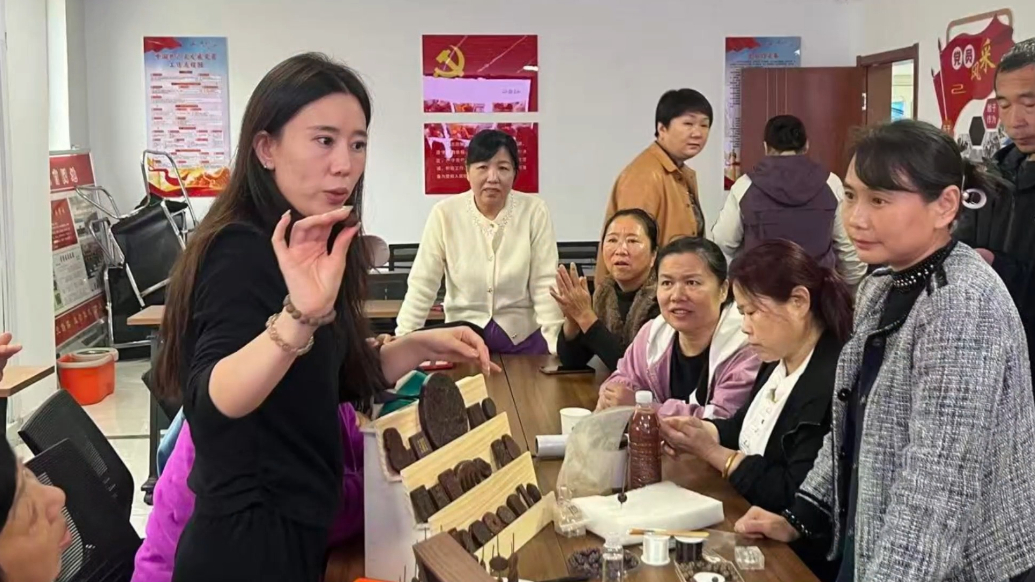 果然视频丨合香珠主理人刘莹：指尖搓香带动家门口就业！