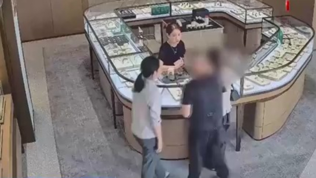 一夫妻花67.3万购名表不试不挑，反常消费牵出投资诈骗