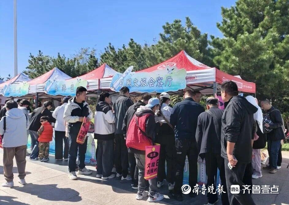火箭发射现场，日照万平口上演爱国歌曲快闪活动