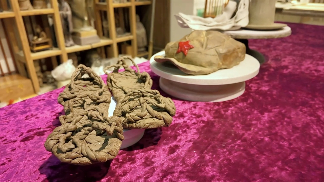 果然视频|传统民俗融合红色记忆，非遗传承人制作军帽、草鞋等陶塑纪念长征胜利