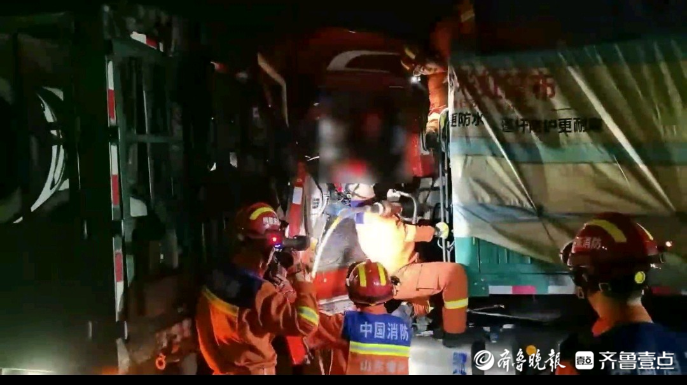 果然视频|两货车发生交通事故致一人被困，消防员当场破拆救援