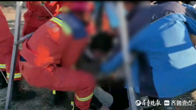 果然视频|男子不慎坠入深井，消防员紧急到场救援