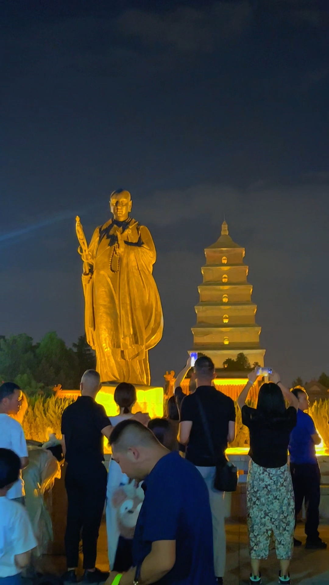 古塔凝光，圣像承明
