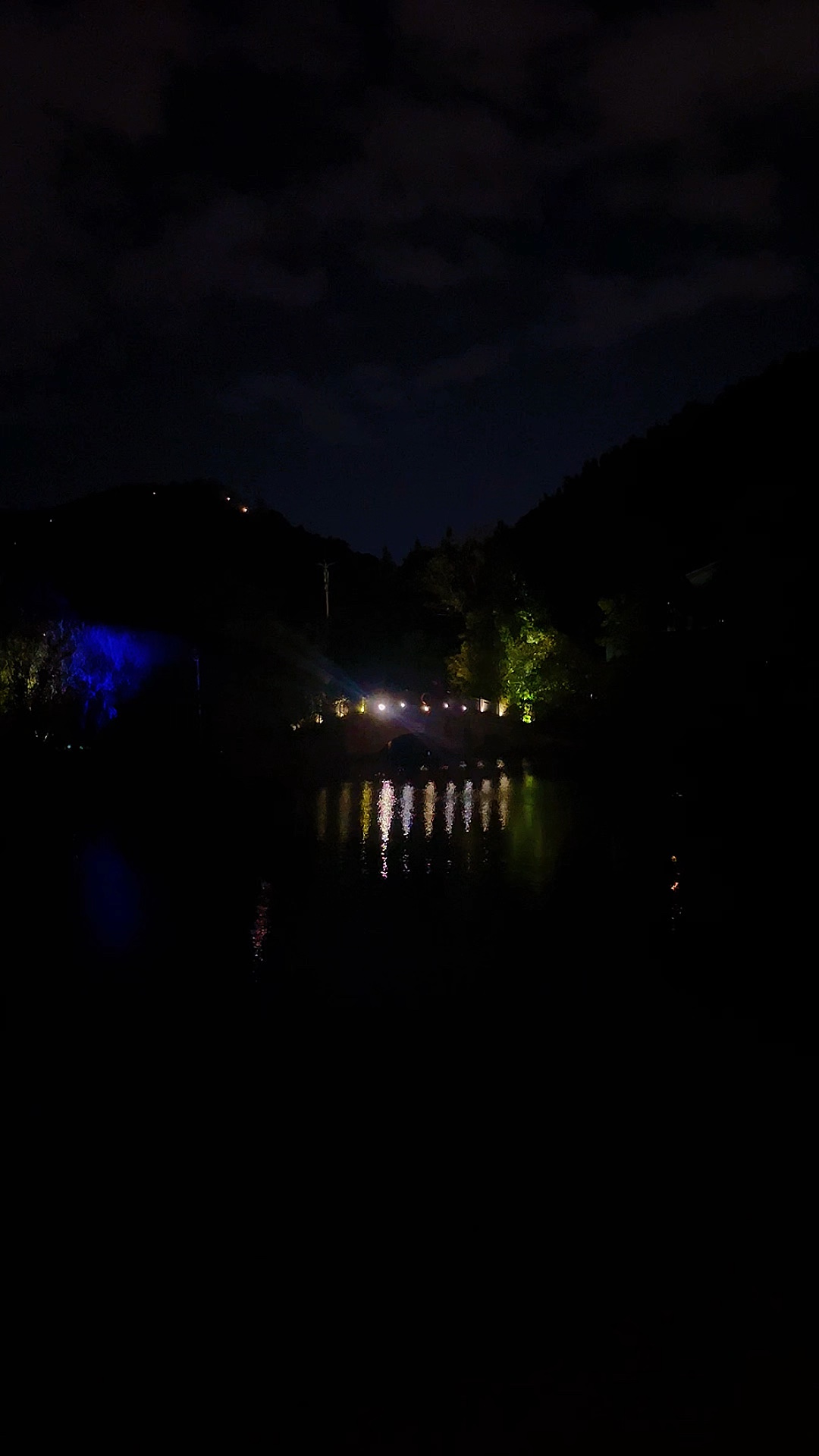 桥灯垂影，夜水含光