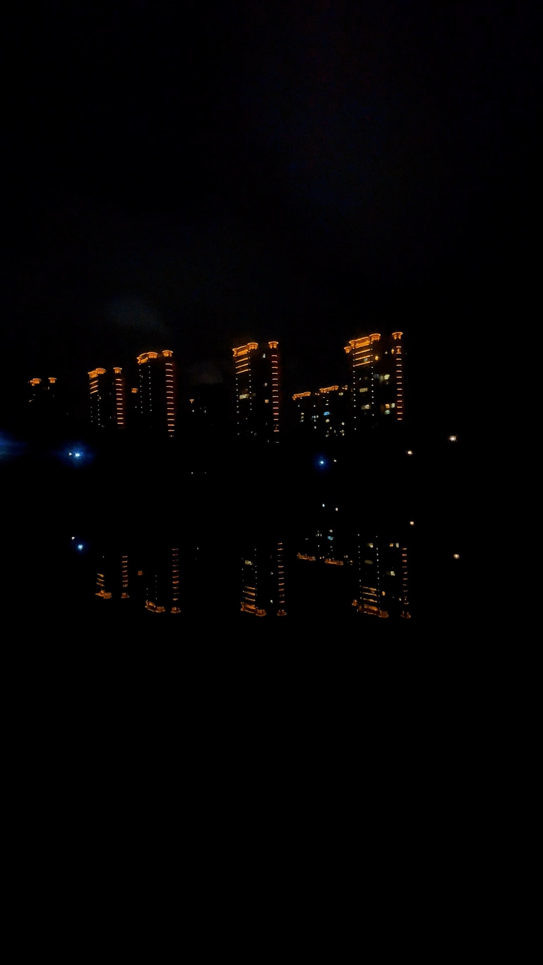 华灯映水，清夜生辉