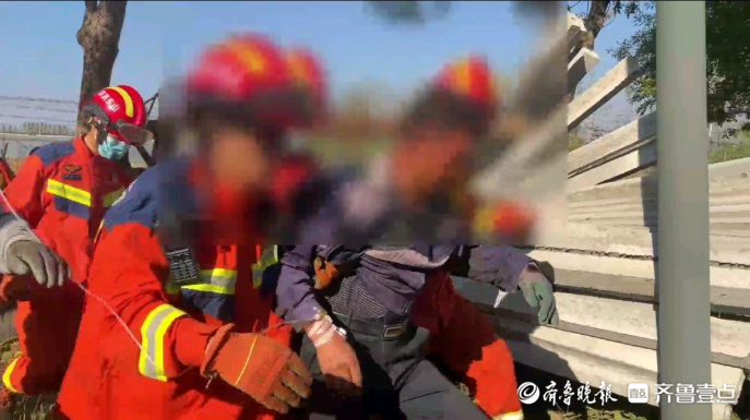 果然视频|拖拉机失控翻入沟中，消防员及时救出被困者