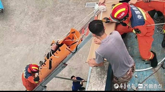 果然视频|男子高空作业不慎受伤，消防员利用绳索担架成功营救