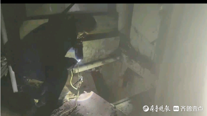 果然视频|男子坠入深井，消防员及时到场悬绳施救