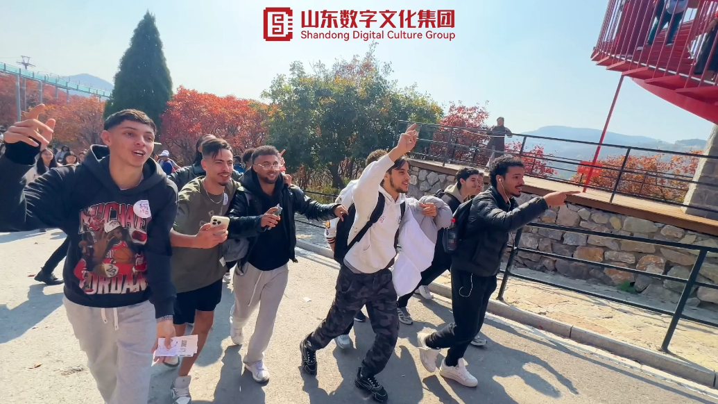 赏万亩黄栌林，逛六百年古村落，登千年齐长城，洋学生行走红叶柿岩一路夯爆了 International Students from Shandong Normal University Explore Hongye Shiyan Maple Scenic Area