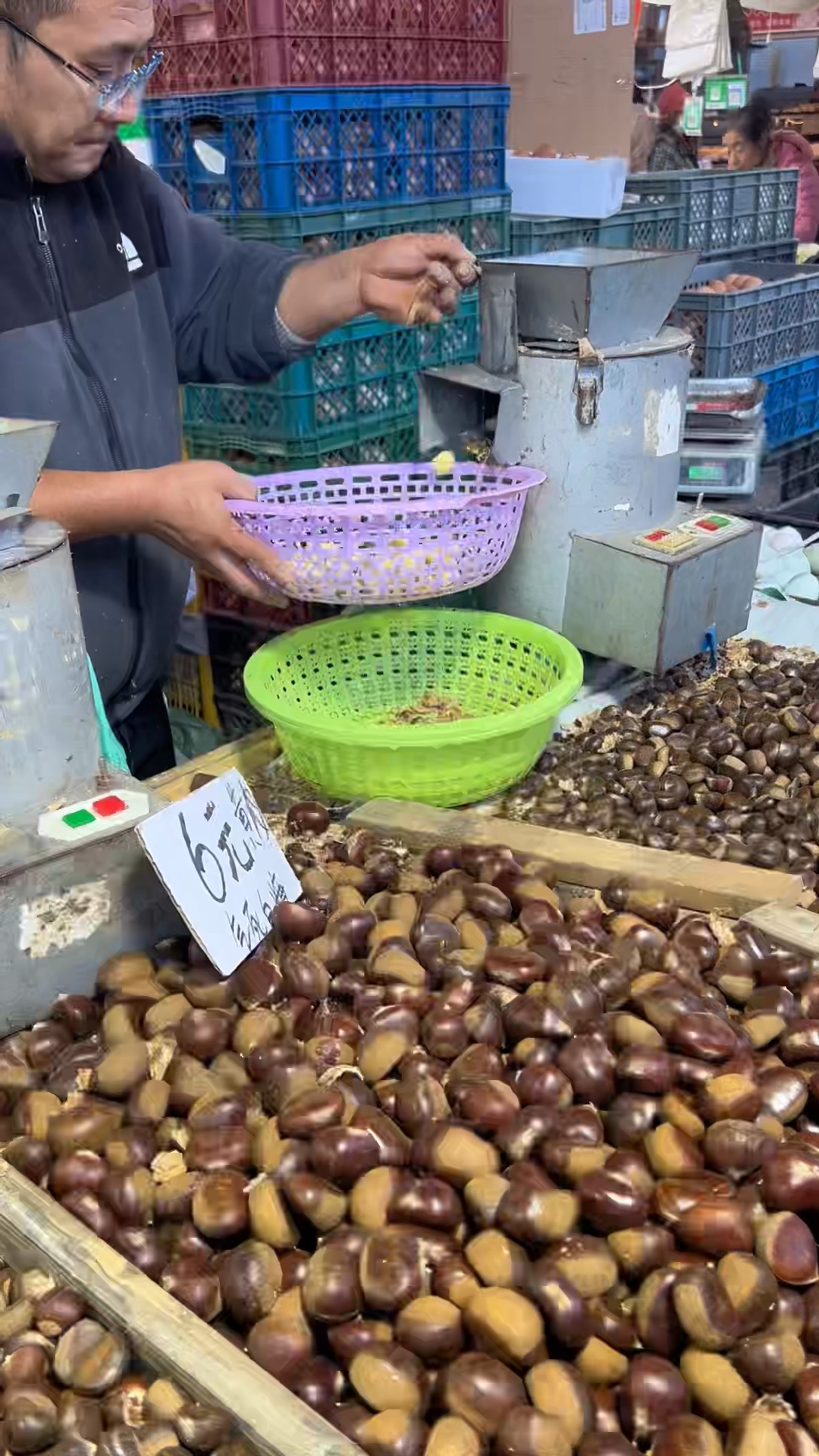 视频 ｜ 看看板栗是如何脱皮的（斐然拍摄于烟台红利市场）