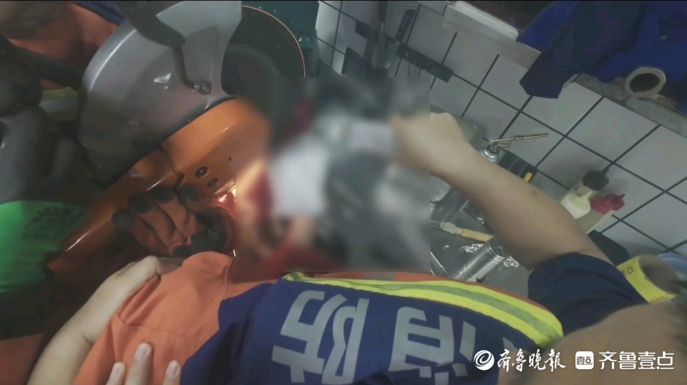 果然视频|男子被料理机“咬”住手，消防员及时到场救援