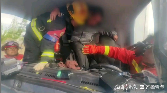 果然视频|两货车发生交通事故致一人被困，消防员到场施救