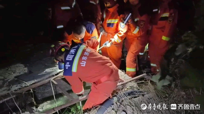 果然视频|男子不慎坠入废弃深井，众人悬绳施救