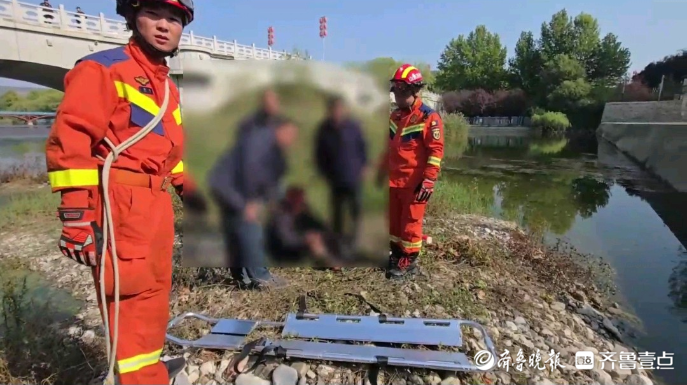 果然视频|一老人失足坠入泄洪沟，消防员搭梯施救