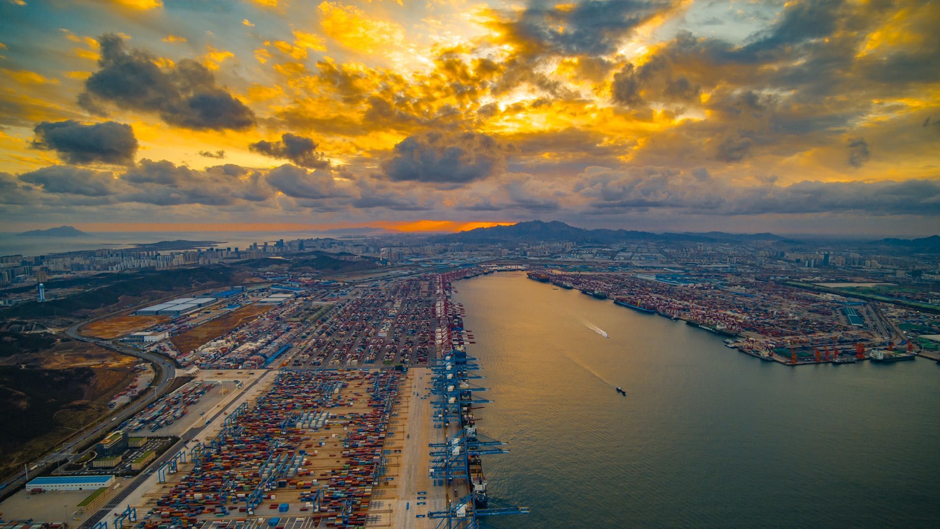 航拍青岛港,大型机械全力开动,灯光繁烁