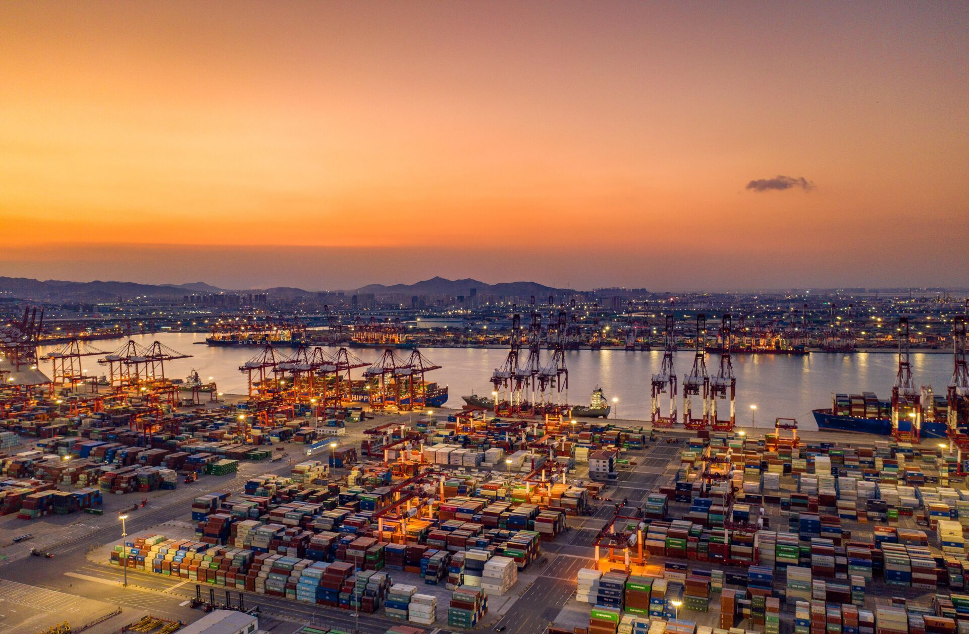 航拍青岛港,大型机械全力开动,灯光繁烁