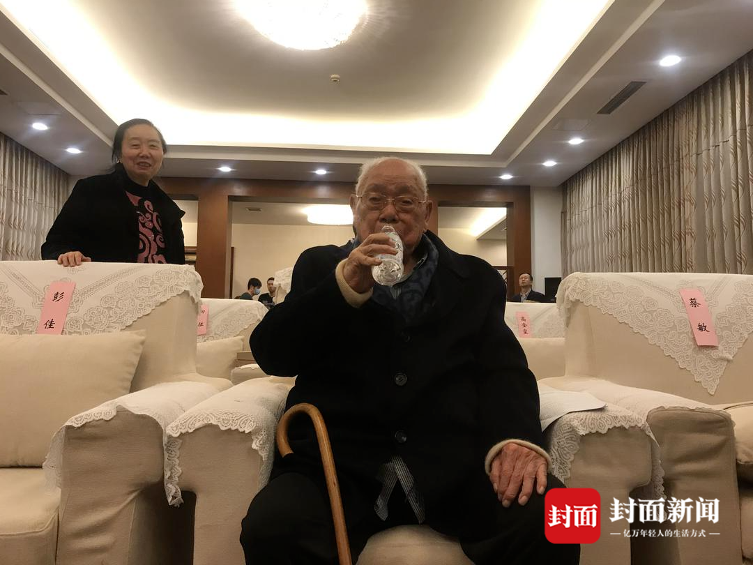 106岁马识途亲临现场 为自己同名谍战作品《没有硝烟的战线》扎起