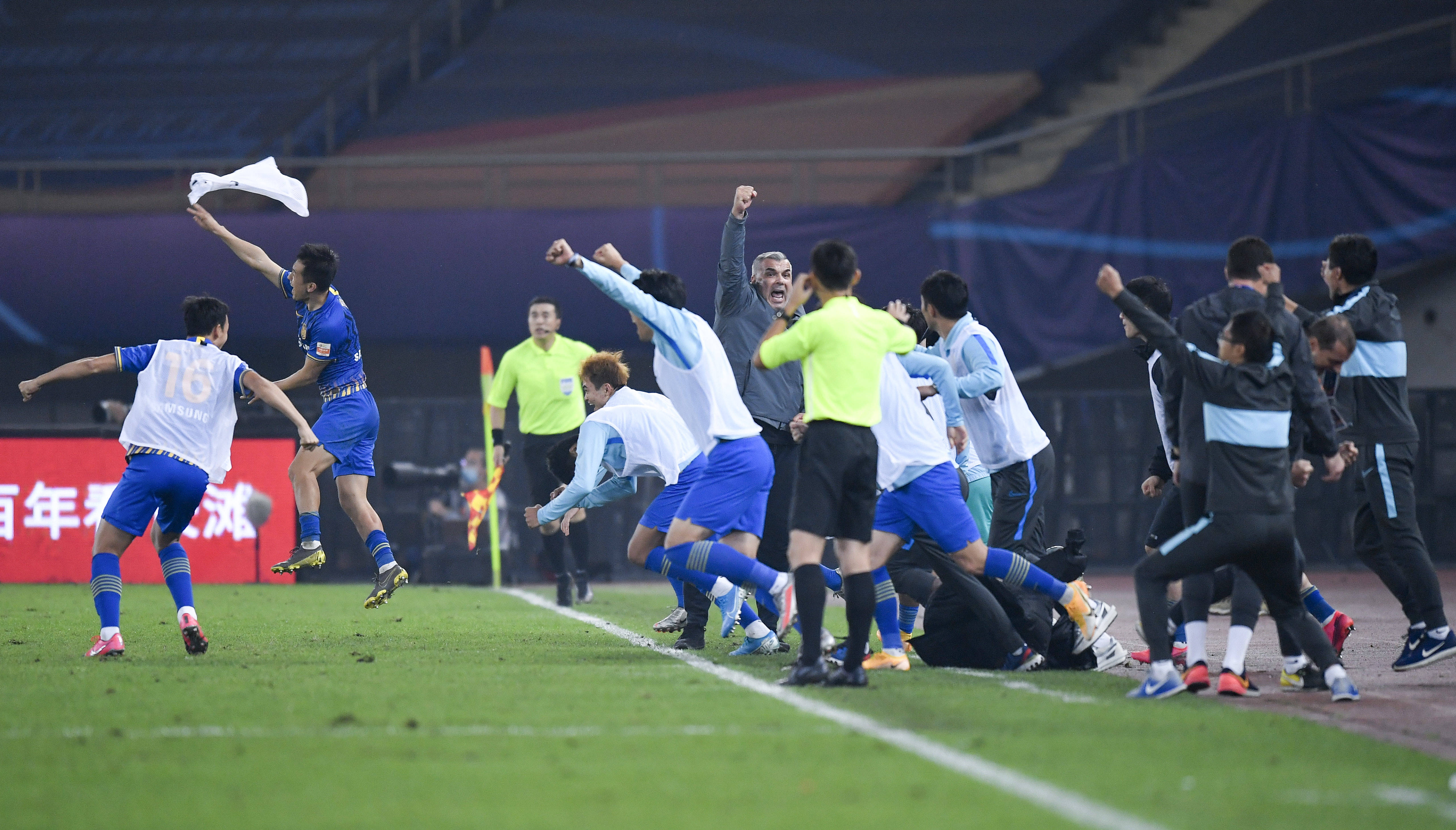 图为11月2日,江苏苏宁易购队球员与教练组成员在比赛结束后庆祝胜利.