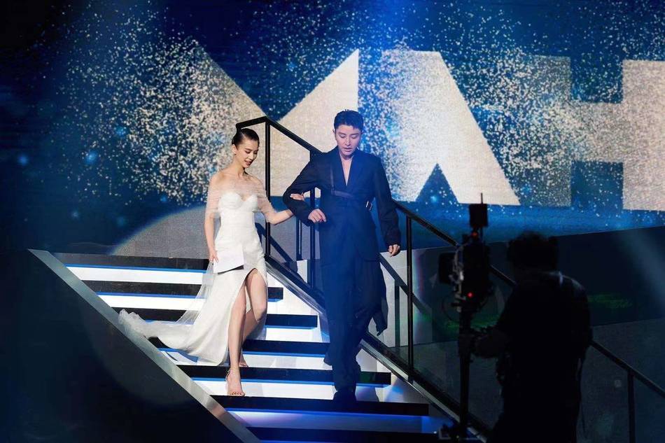 黄圣依盛装出席时尚盛典一袭黑白拖尾长裙窈窕动人