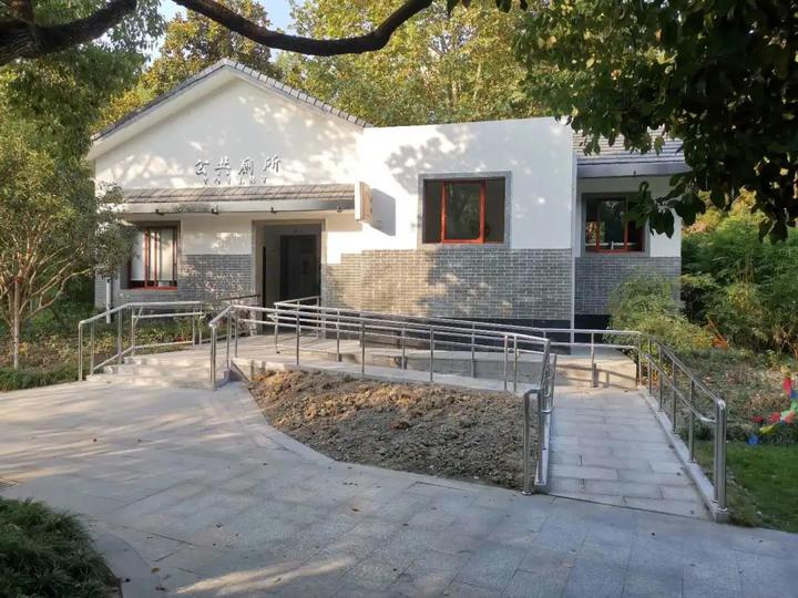 近日,记者在杭州市拱墅区的大关公园里看到,拱墅区公厕在完成"颜值"和