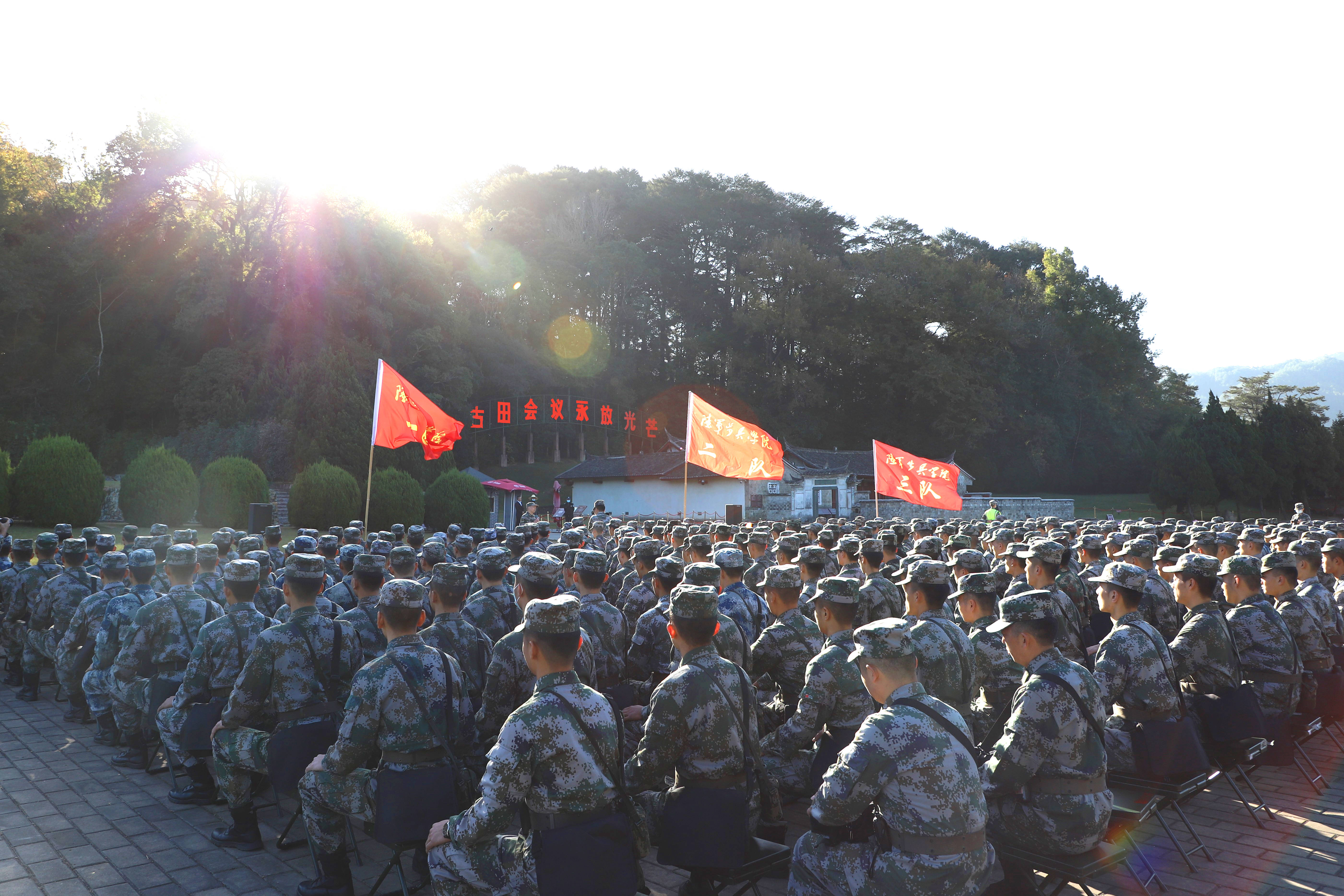 陆军步兵学院把固定讲台"搬进"革命圣地开展现地教学