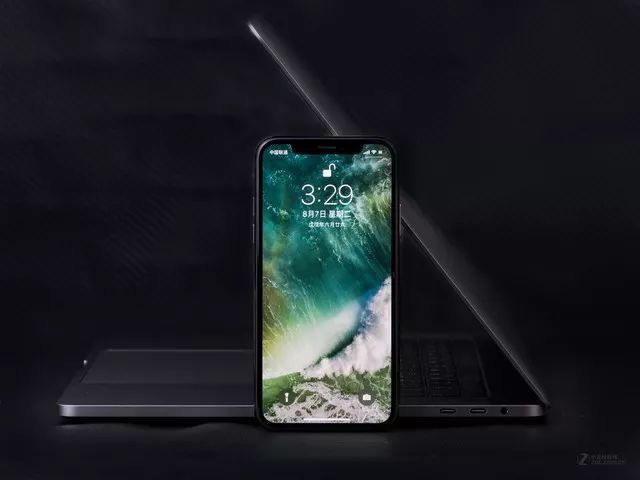 现在市面上的多数手机都已经采用的oled屏幕,oled屏幕相较