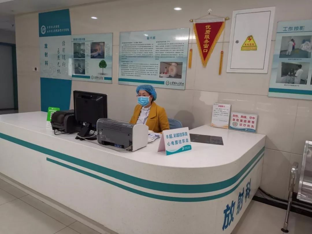 放射科分诊台张文芳主管护师在工作