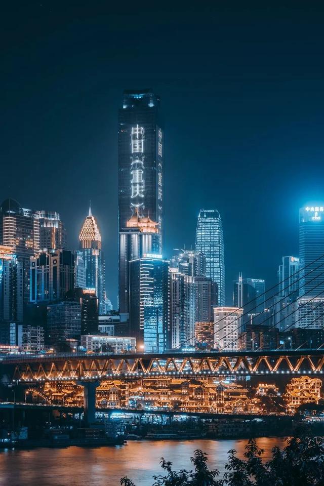 重庆,这座 魔幻的8d网红城市,最适合女生一个人在城市里逛逛吃吃.