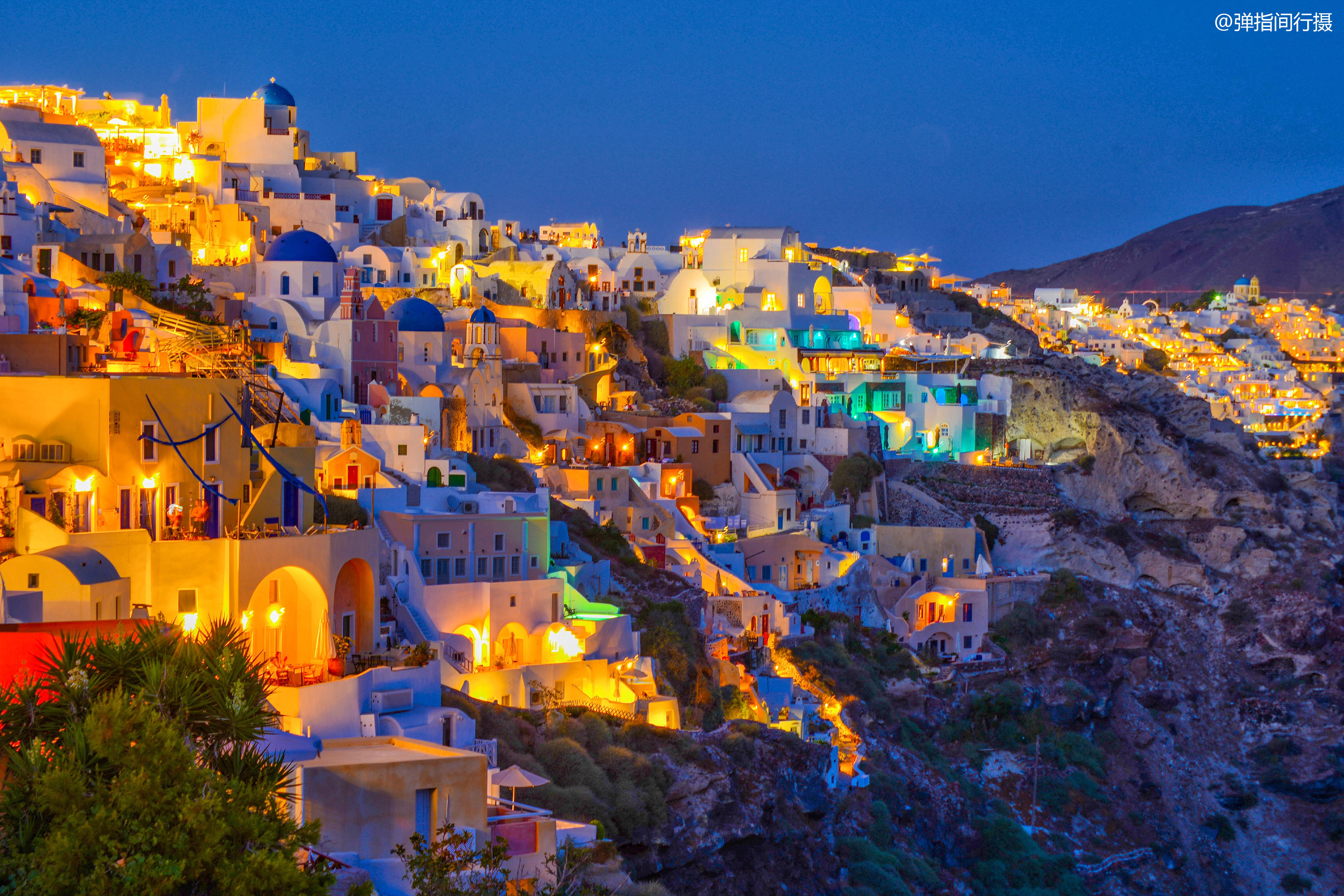 希腊最梦幻岛屿,民居修在爱琴海悬崖上,美如童话世界